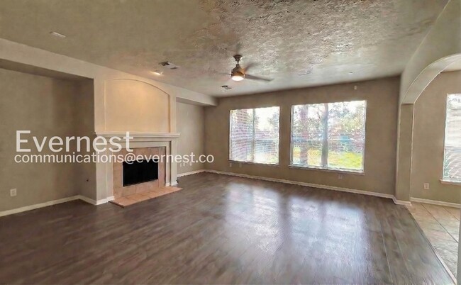 Foto del edificio - 6411 Sparrows Glen Ln