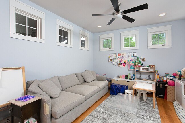 Building Photo - Stunning 4 bedroom, 2.5 bath with NEW CARP...