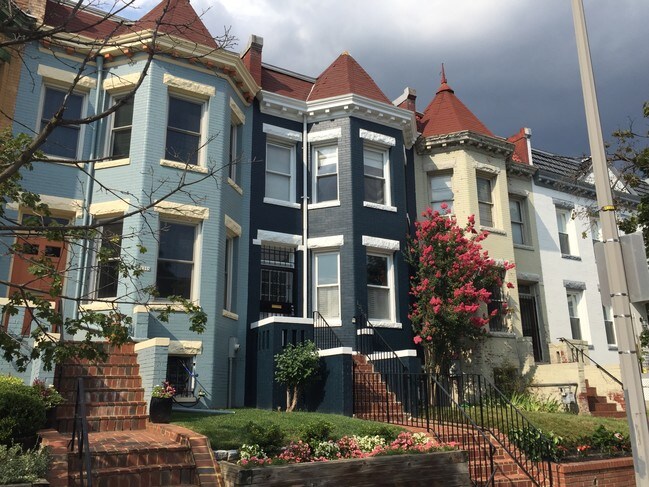 Foto del edificio - 1353 Spring Rd NW