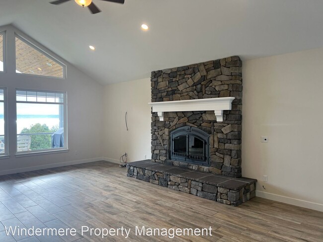 Building Photo - 3 br, 4 bath House - 32326 Hoffman Road NE