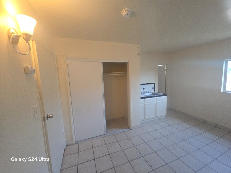 Foto principal - 3711 S Western Ave
