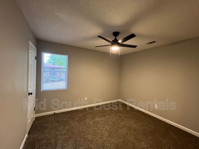 Foto del edificio - 56 W Rollins Rd