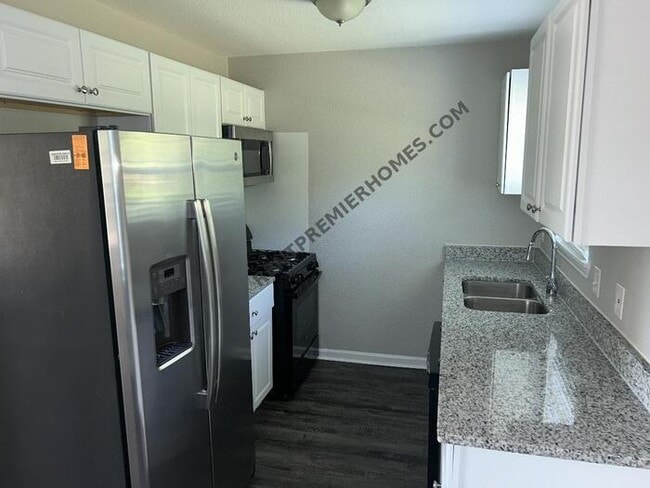 Building Photo - 1833 Grove Cir