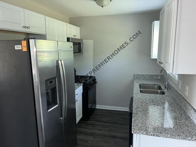 Foto del edificio - 1833 Grove Cir