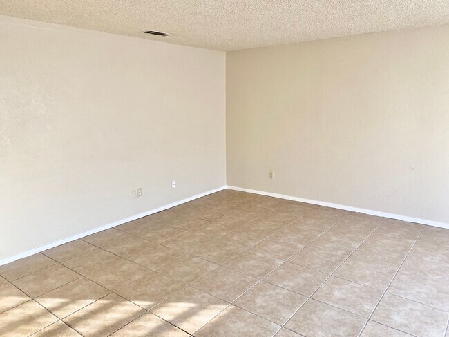 Building Photo - Nicely Updated 2/2 Condo in North Fresno