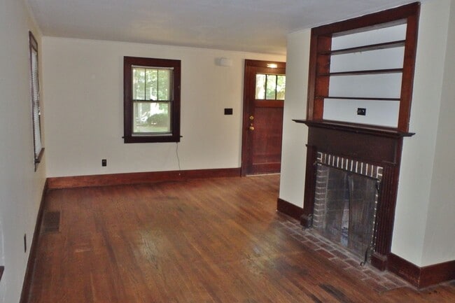 Building Photo - Two Bedroom House Close To Downtown