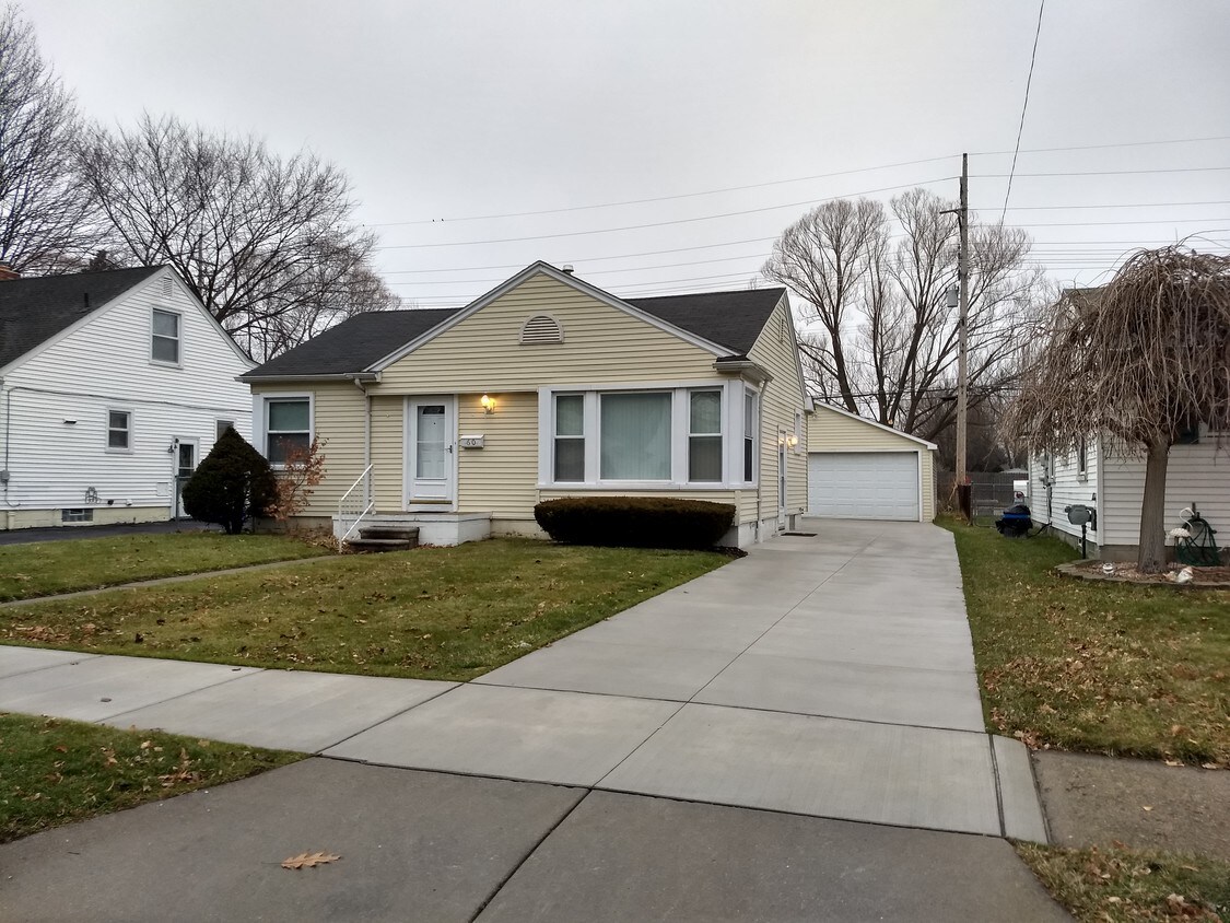 60 Canfield Dr, Mount Clemens, MI 48043 House Rental in Mount Clemens