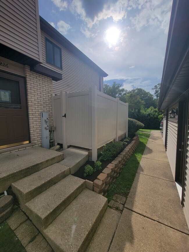 Foto del edificio - 224 E Woodlawn Rd