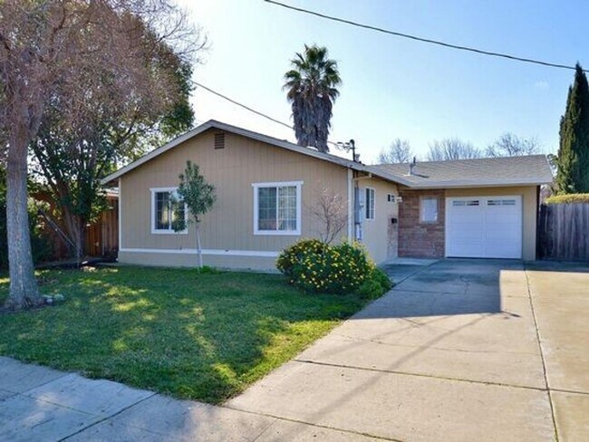 Foto del edificio - $3,490 / GORGEOUS CENTRAL FREMONT HOME COM...