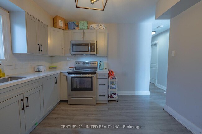 Photo du bâtiment - Main Floor 3 Bedroom Rental – All Inclusiv...