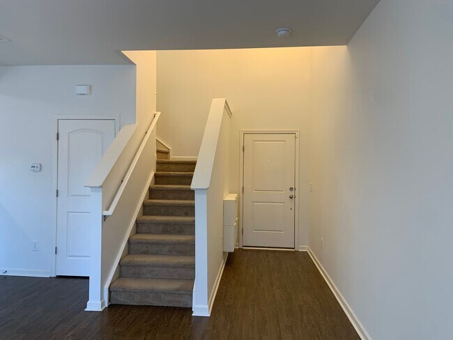 Building Photo - 3 Bedroom Townhome Off Burlington Rd in Mc...