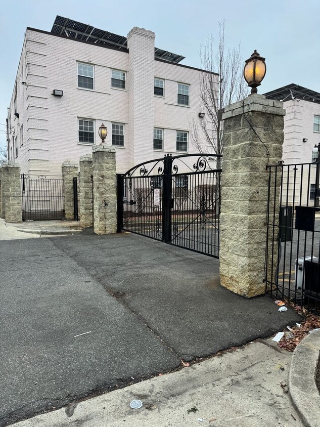 Foto principal - Gated Community! One Bedroom W/Parking Inc...