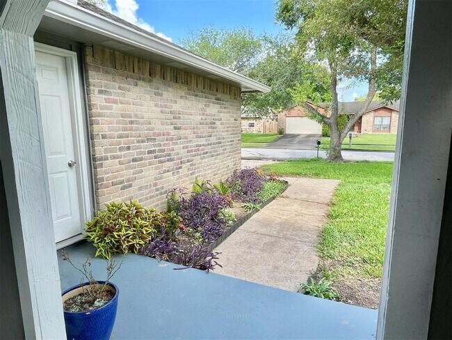 Foto del edificio - 519 Jeff Davis Dr
