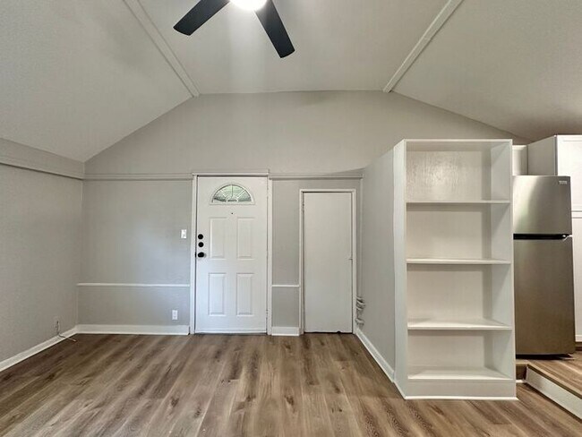 Building Photo - Cozy 1-Bedroom, 1-Bath Gem Near the Azalea...