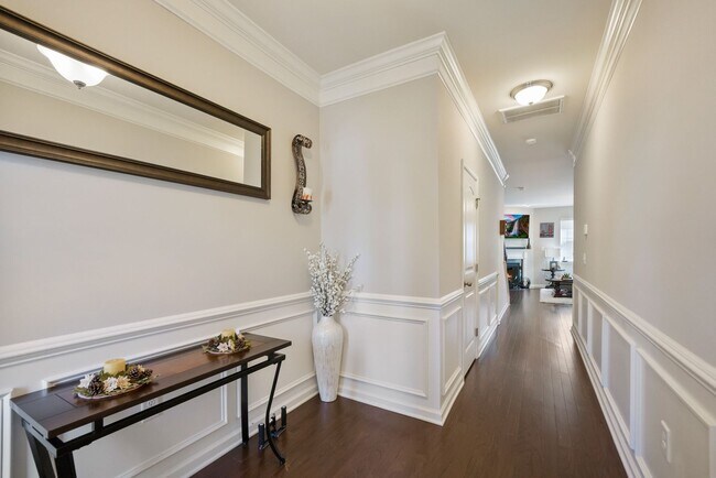 Foto del edificio - Stylish and Spacious 3bd/2.5ba Townhome w/ Garage in SE Durham!