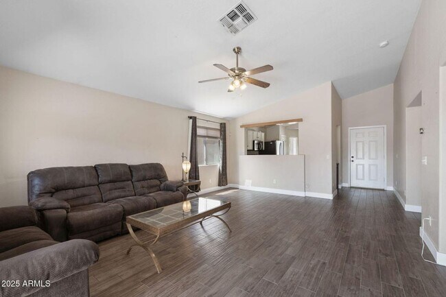 Building Photo - INCREDIBLE UPDATED 3 BEDROOM 2 BATH HOUSE ...