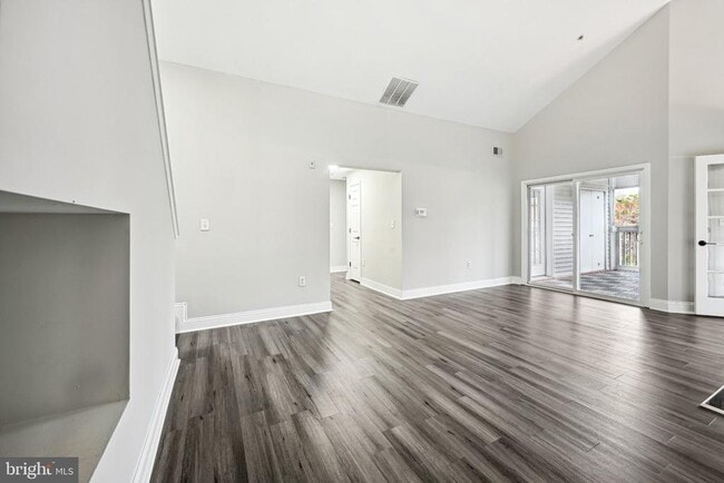 Building Photo - 6520 Lake Park Dr