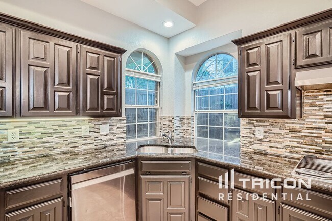 Foto del edificio - 6516 Ashwood Dr