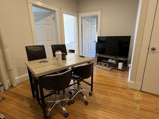 Building Photo - 370 Chestnut Hill Ave