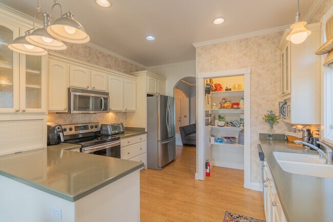 Building Photo - 3 bed/2.5 bath/2 car heated garage/Dog All...