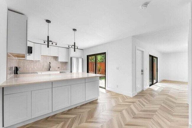 Foto del edificio - 3007 San Clara Dr