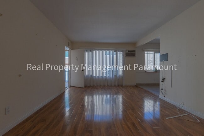 Foto del edificio - 8016 Blackburn Ave