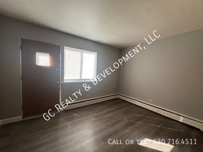 Building Photo - ***DOWNERS GROVE / HEAT INCL / WALK TO TRA...