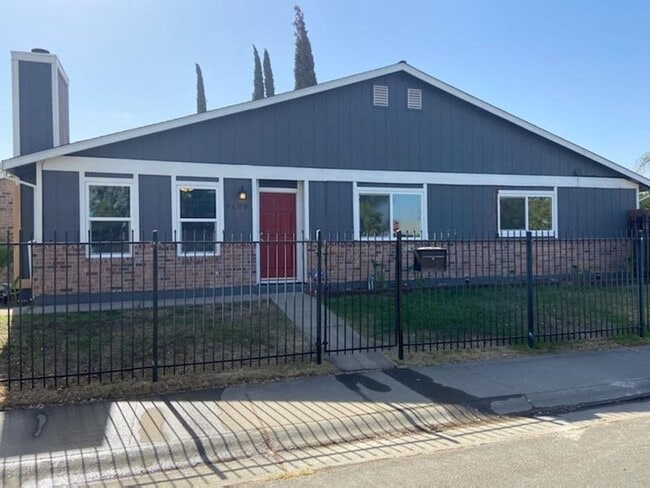 Valley Hi / N. Laguna 2 Bdrm 1 bath half-plex - Valley Hi / N. Laguna 2 Bdrm 1 bath half-plex House