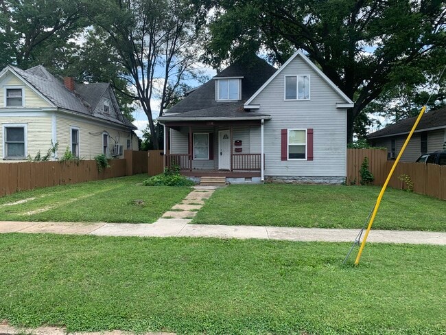 Building Photo - 930 W Poplar St