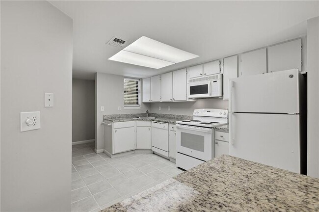 Foto del edificio - 2183 Surrey Ct