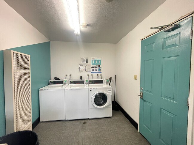 Building Photo - Large Upstairs 2-Bedroom with New Carpet & On-Site Laundry