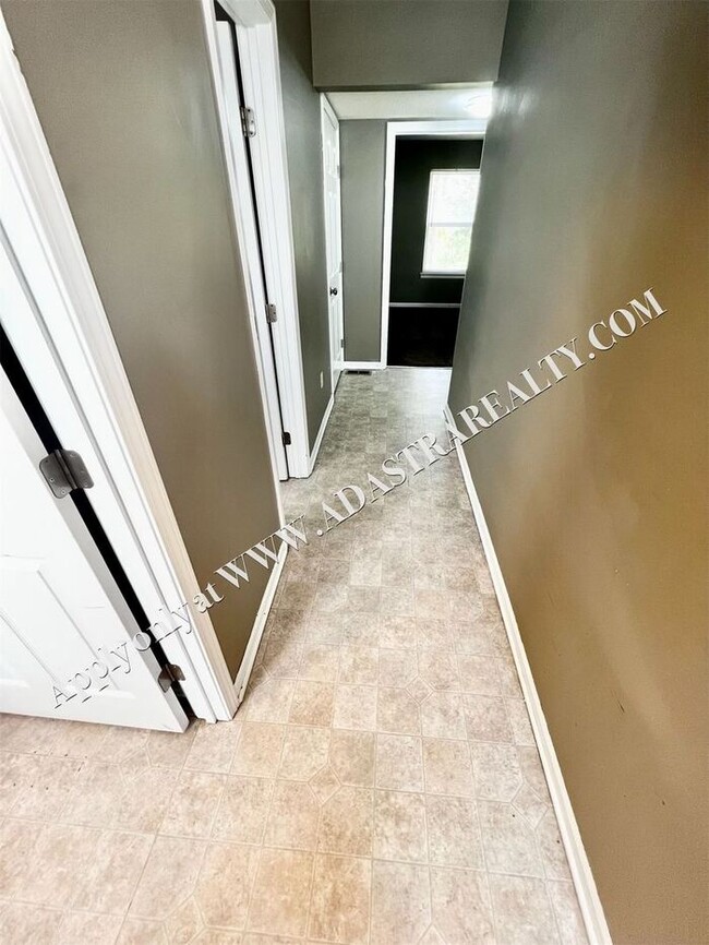 Building Photo - Spacious Shawnee Townhome 3 Bed/3 Bath-Ava...