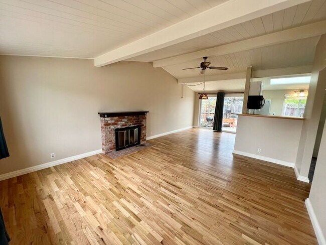 Building Photo - Isabelle Court Gem - 4 Bedroom Single Fami...