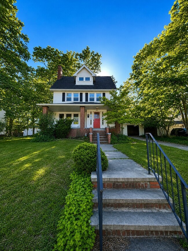 Building Photo - 1462 Parkhill Rd