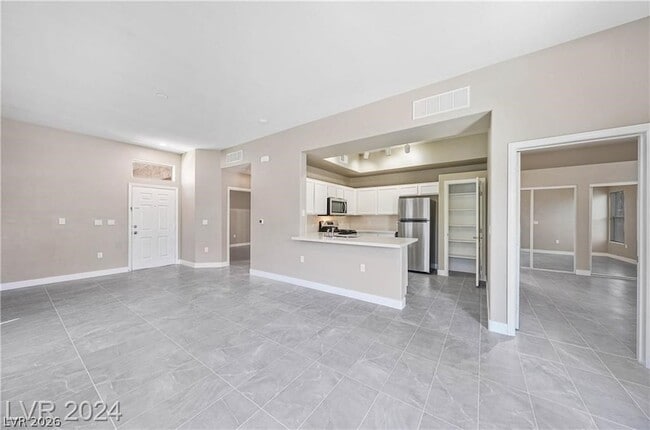 Building Photo - 2305 W Horizon Ridge Pkwy
