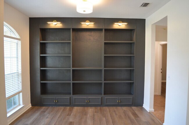 Building Photo - Upgraded 3-bedroom 2-bath in Wellington Place