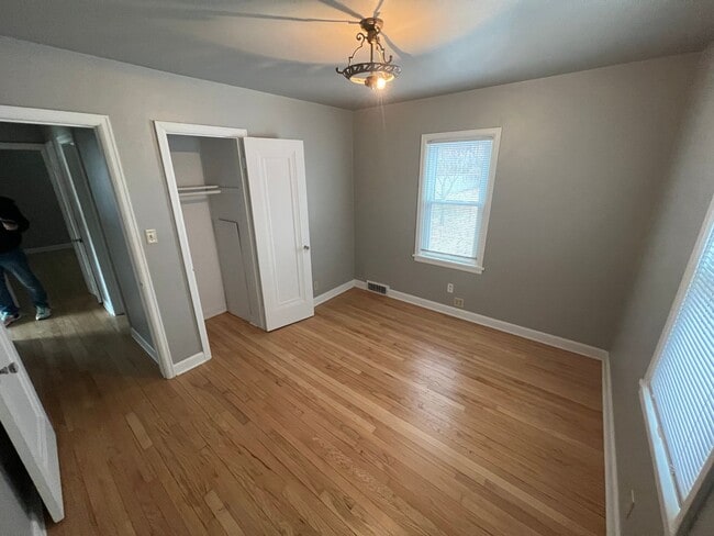 Building Photo - Absolutely Charming 3B 1B Bungalow
