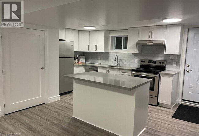 Building Photo - 221 Ascot Ct