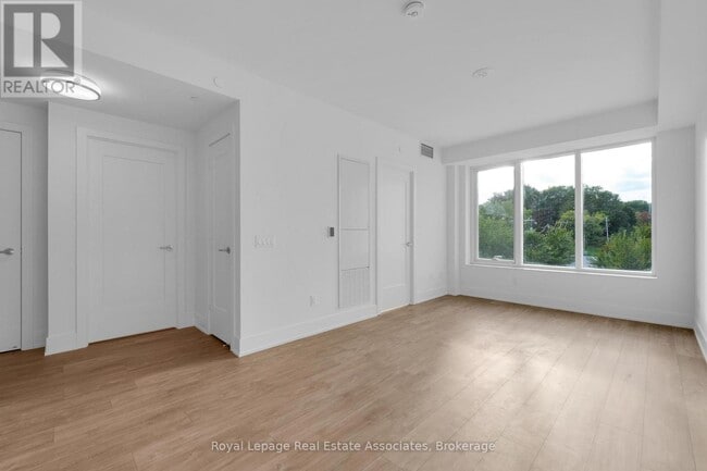 Building Photo - 259 The Kingsway