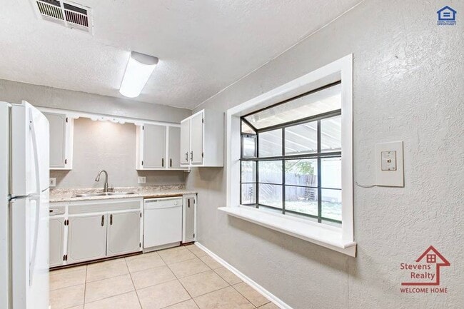 Building Photo - 4225 SE Elmhurst Ln