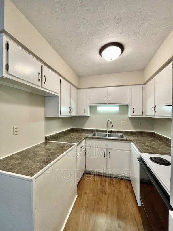 Building Photo - 2310 Roselawn Dr