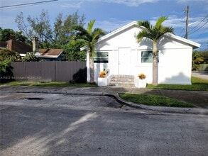 Building Photo - 5720 NE Miami Pl