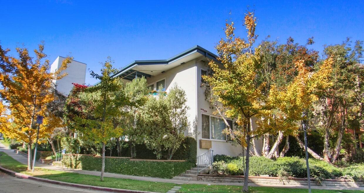 Primary Photo - 1975 S Beverly Glen Blvd