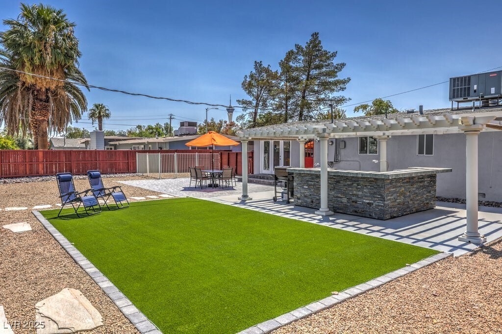 Foto principal - 2400 Sherman Pl