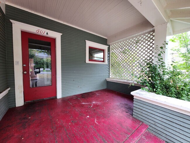 Building Photo - Spacious Units Across from WWU