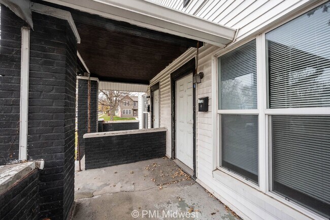 Building Photo - 3247 N Kenwood Ave