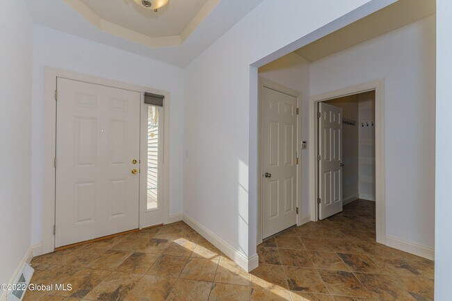 Building Photo - 502 Valley Pointe Dr