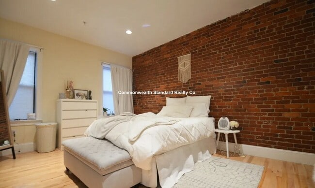 Building Photo - 1203 Beacon St