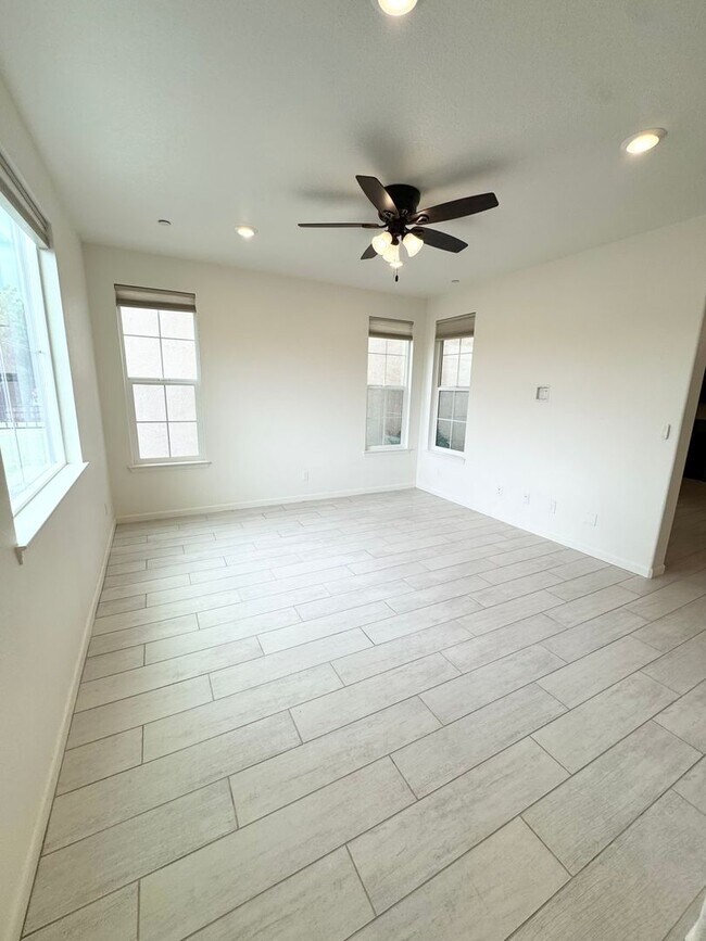 Foto del edificio - 3 Bed / 2.5 Bath Solar Home with Patio – Roseville – Available Now SEE VIDEO