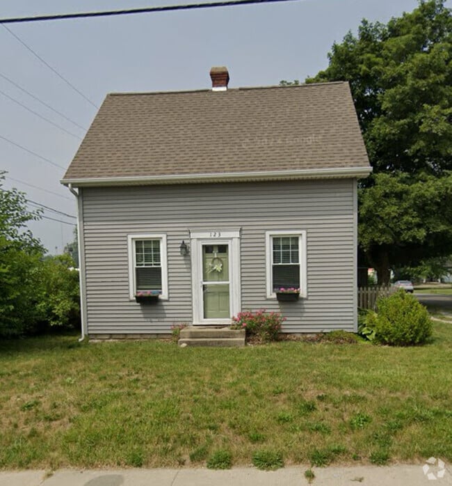 Building Photo - 123 Parker St